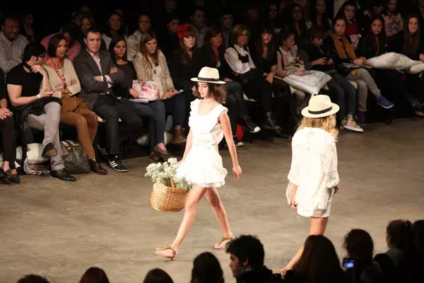 Remeras con jabots, minis con terminaciones de puntillas, túnicas bordadas y caladas