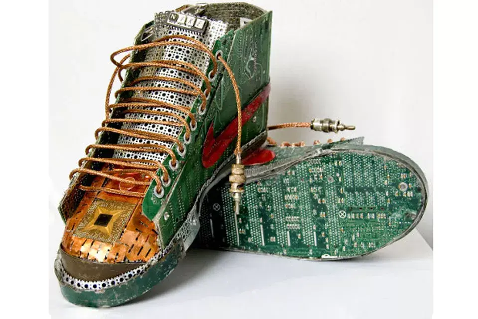 Un par hecho con desechos electrónicos ¡a reciclar se ha dicho!