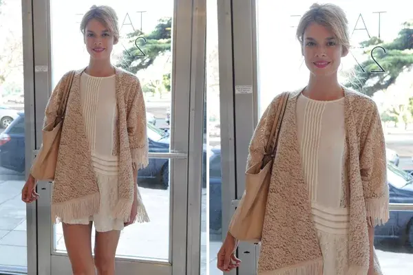 Flor Salvioni con un look bien veraniego, apto para cuando las temperaturas de este loco clima deciden descender sin previo aviso: vestido blanco y capa a tono