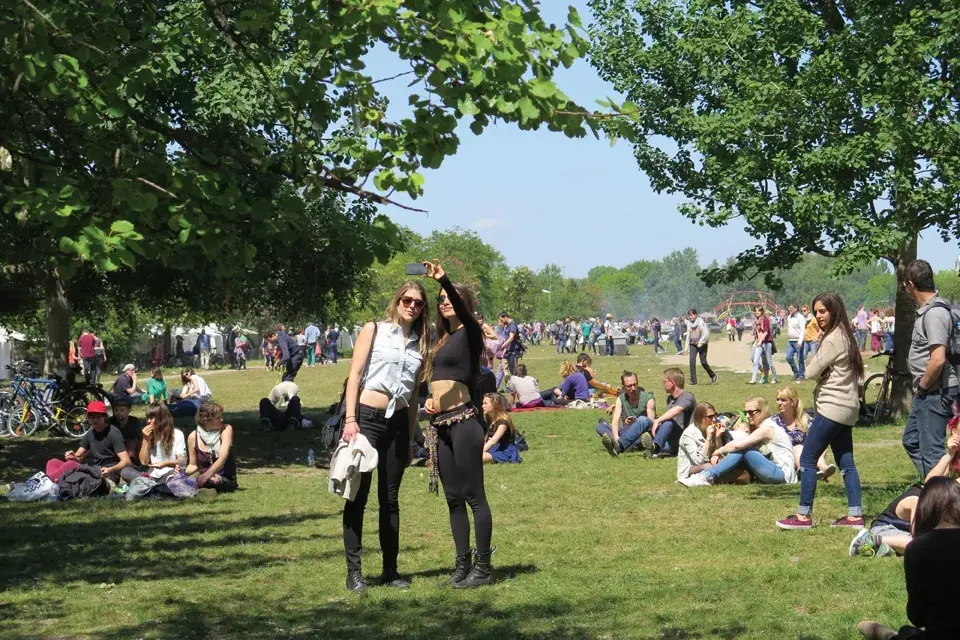 Un paseo obligado es un domingo en Mauerpark: feria y picnics al sol