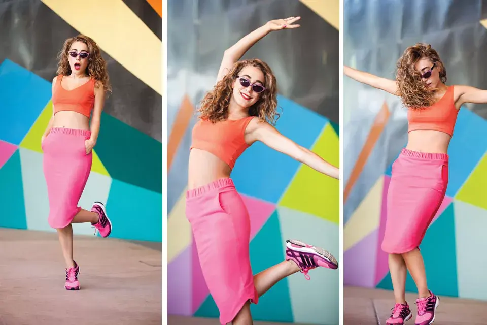 Gafas (Carla di Si, $1750), Top (Complot, $189), falda tubo (Cher, $798), zapatillas deportivas (Adidas Originals $1499)