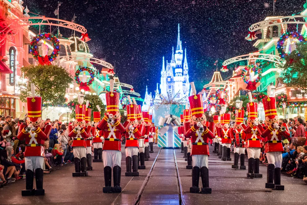 A la noche, Magic Kingdom ofrece La fiesta de Navidad de Mickey, con desfiles galletitas, chocolate caliente y nevadas