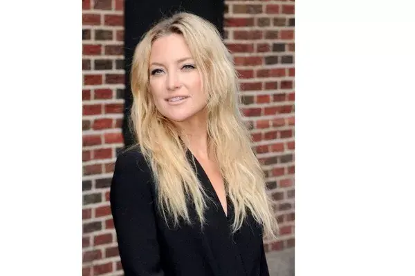 Finalmente, con raya al medio y un leve frize en el resto del pelo