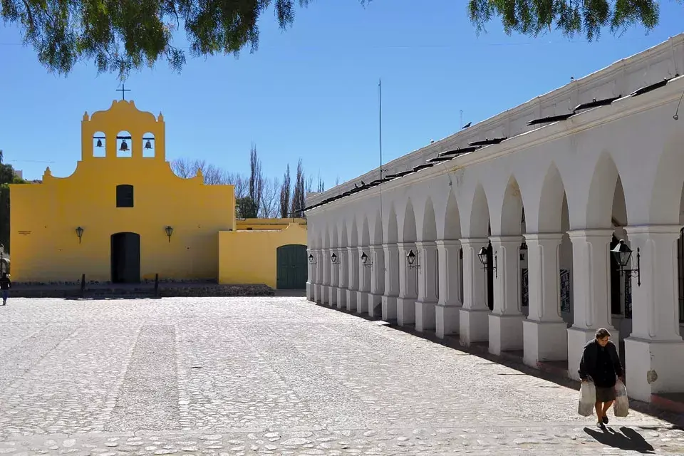 Bien colonial: la iglesia de Cachi, parte del recorrido por los Valles Calchaquíes en Salta