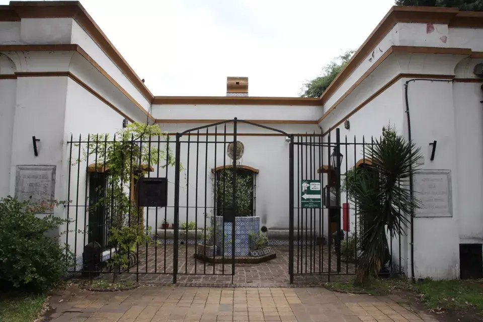 Fachada de la Biblioteca Popular Cornelio Saavedra