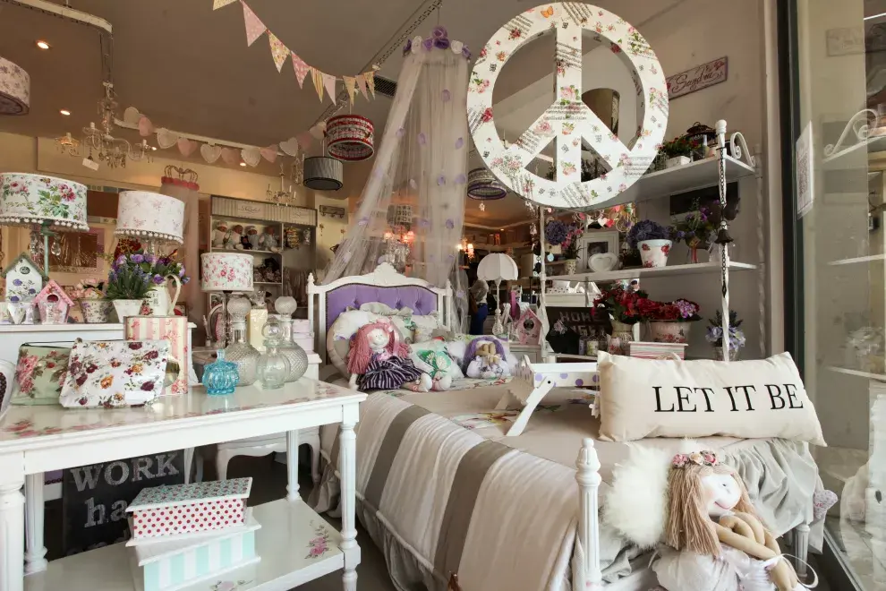 En un negocio de estilo romántico, conseguí la mejor decoración y artículos de bazar