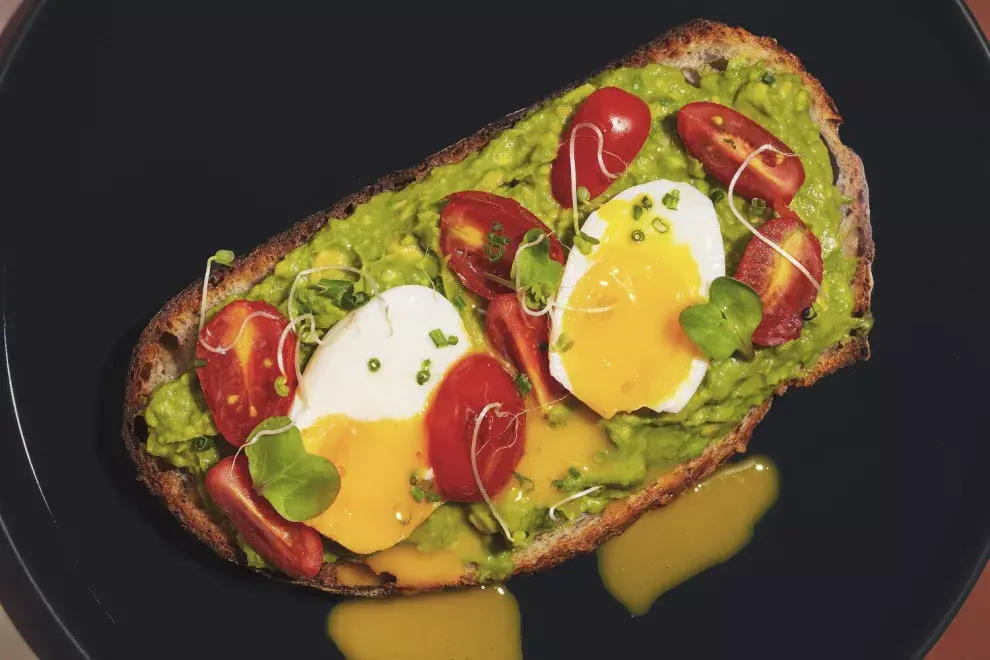 Tostada de masa madre de algarroba. Foto gentileza de The Avocado Republic