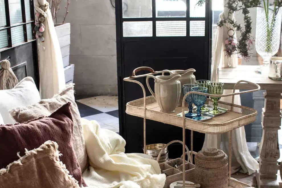 Si es techado podés ambientar tu patio como una sala de estar, con cortinados, telas de tapicería y mesita rodante