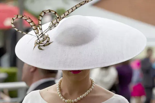 Capelina, perlas y labios carmín, súper chic