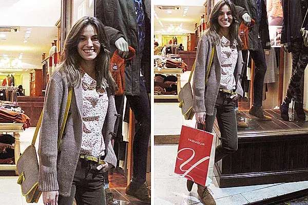 La modelo Florencia Fabbiano pasó por el local de Yagmour con un look bien tranqui. Camisa Liberty, suéter, cinturón trenzado, pantalones chocolate, bandolera (con mucha onda) y botitas acordonadas