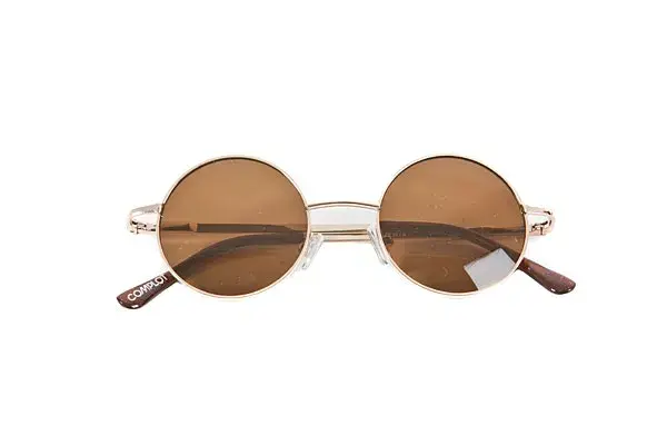 Anteojos con estilo Lennon, un clásico (Complot, $190)