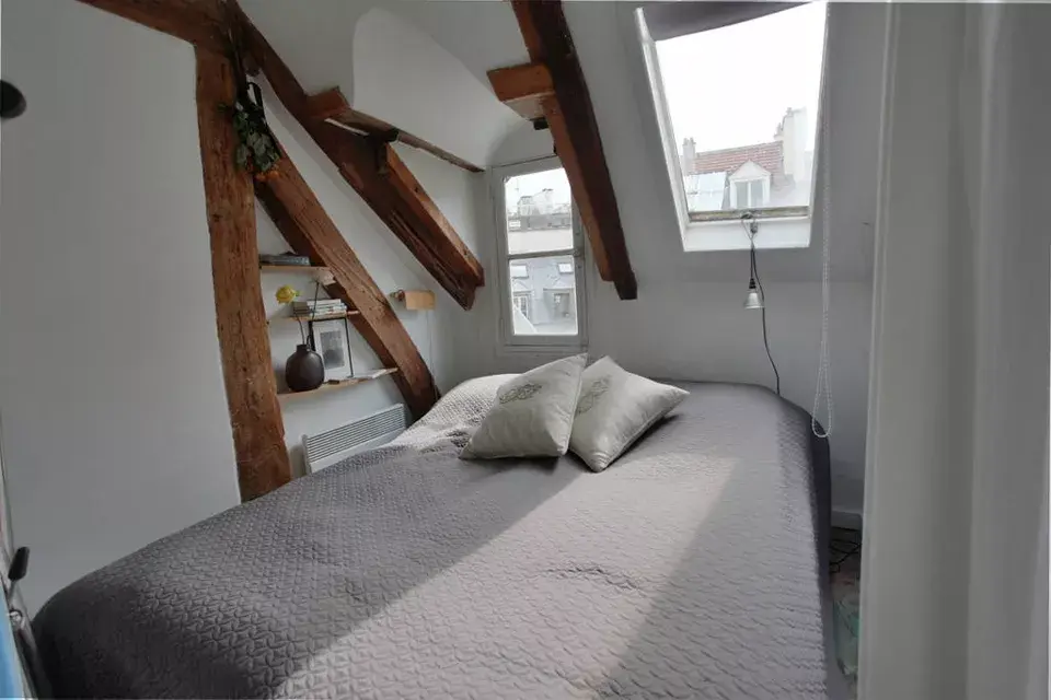 Opción 2: un departamento muy glamoroso en París, lleno de detalles cálidos y lujosos