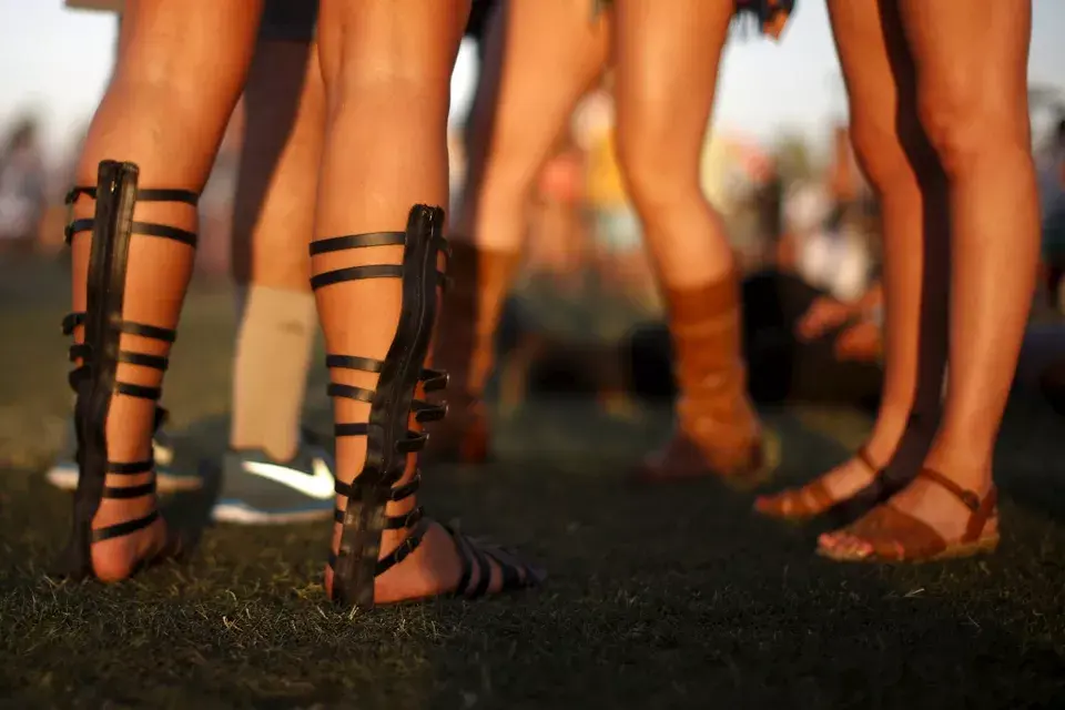 Sandalias gladiadoras, un complemento infaltable de varios looks