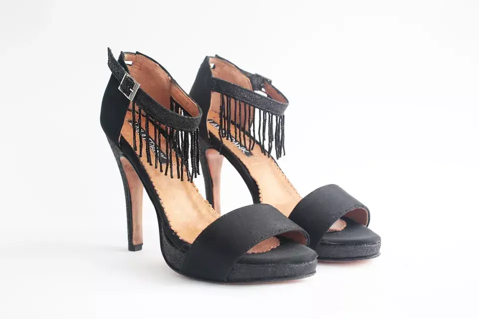 Sandalias negras elegantes (Laila Frank, $2500)