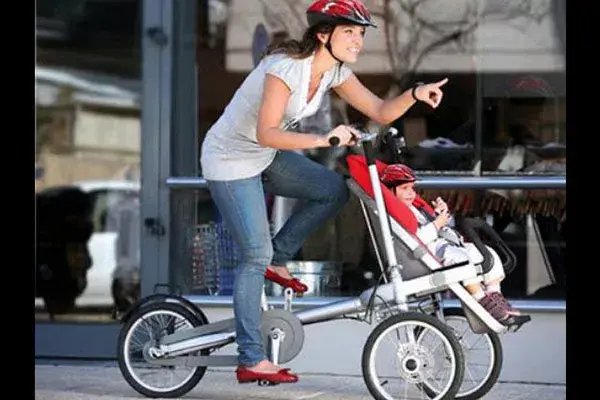 Un cochecito con una rueda trasera que puede extenderse convirtiéndolo en una bici con sillita. ¿qué les parece esta opción para las mamás deportistas?