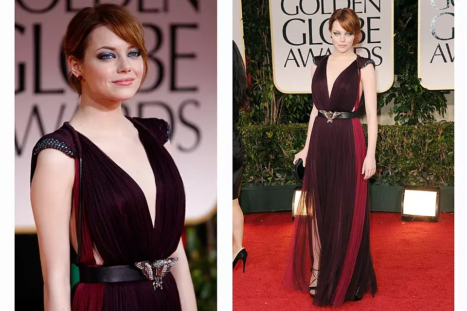 Emma Stone sorprendió para bien con su vestido vaporoso de Lanvin en tonos granates que llevó con un cinturón con águila
