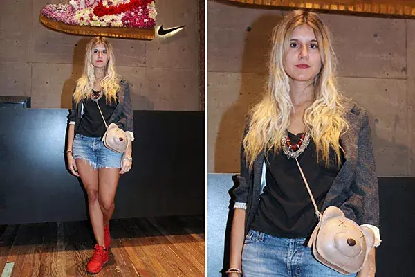 Fiel a su short de jean, Micaela Tinelli completó el conjunto con un blazer espigado, zapatillas Nike coloradas y carterita de osito by Pesqueira