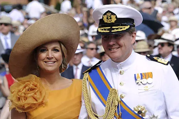 Máxima optó por una capelina marrón, que usó de costado