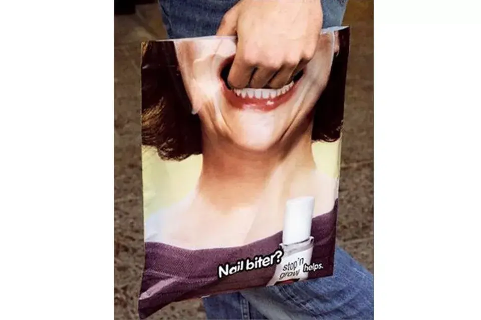 ¿Te comés las uñas? Esta bolsa muestra una publicidad de un esmalte que evitará que lo sigas haciendo