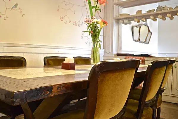 En el interior hay muebles de estilo que te hacen sentir como si estuvieras en el living de tu casa