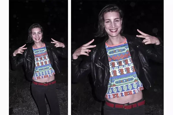 Remera vintage, jean, cinturón rojo y chaqueta de cuero