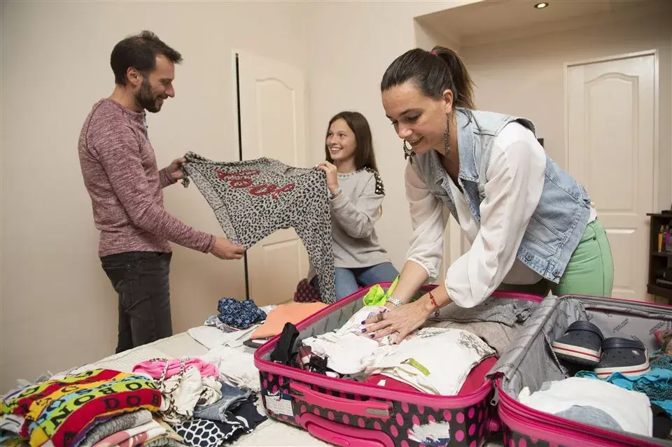 Juan José, su hija Renata y su mujer Mariela ultiman los preparativos para viajar a Miami desde San Pablo