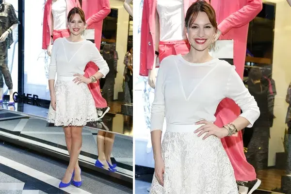 Pampita pasó por la re-apertura de Cher en Paseo Alcorta. Nos encanta su pollera blanca y sus stilettos en azul klein