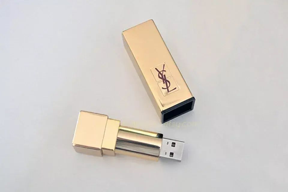 Para las más coquetas, un pendrive con forma de labial de Yves Saint Laurent