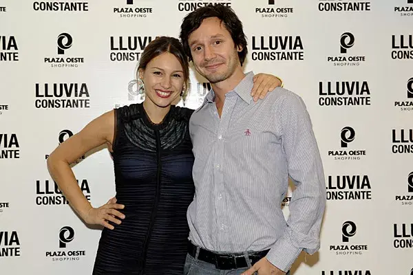 Acompañada por Benjamín Vicuña, Pampita se lució con un vestido azul ultra adherente y con frunces que destacó con aros de piedras grandes