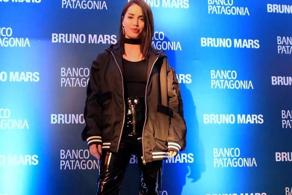 Lali Espósito apostó a un look bien rocker para asistir al recital de Bruno Mars: campera bomber, pantalón engomado y collar choker