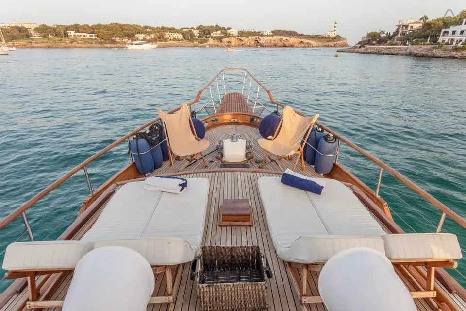 Opción 2: este barco-hotel en Mallorca, España, recorre la costa de las Islas Baleares y nos invita a relajarnos