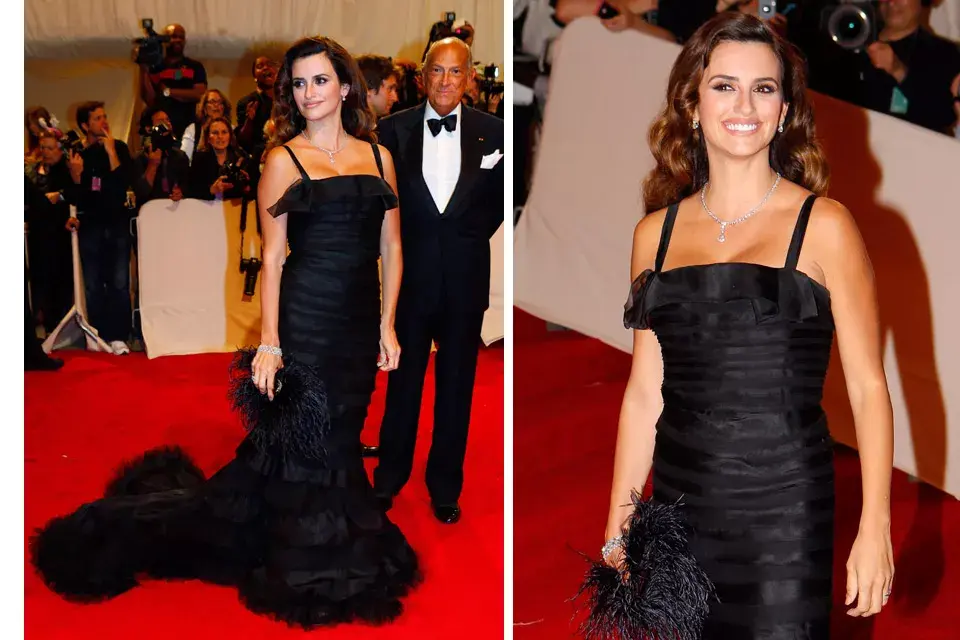 Siempre fan del negro para las grandes ocasiones, Penélope Cruz eligió un vestido de Oscar de la Renta de organza de seda en bandas, con detalle de plisados y cola sirena