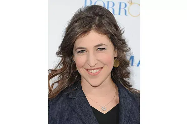 Semirecogido, raya al costado y bucles para Mayim Bialik