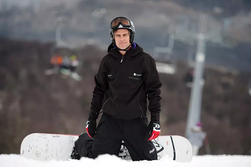 El bombón de Mike Amigorena estuvo haciendo snowboard en Chapelco, invitado por Chandon