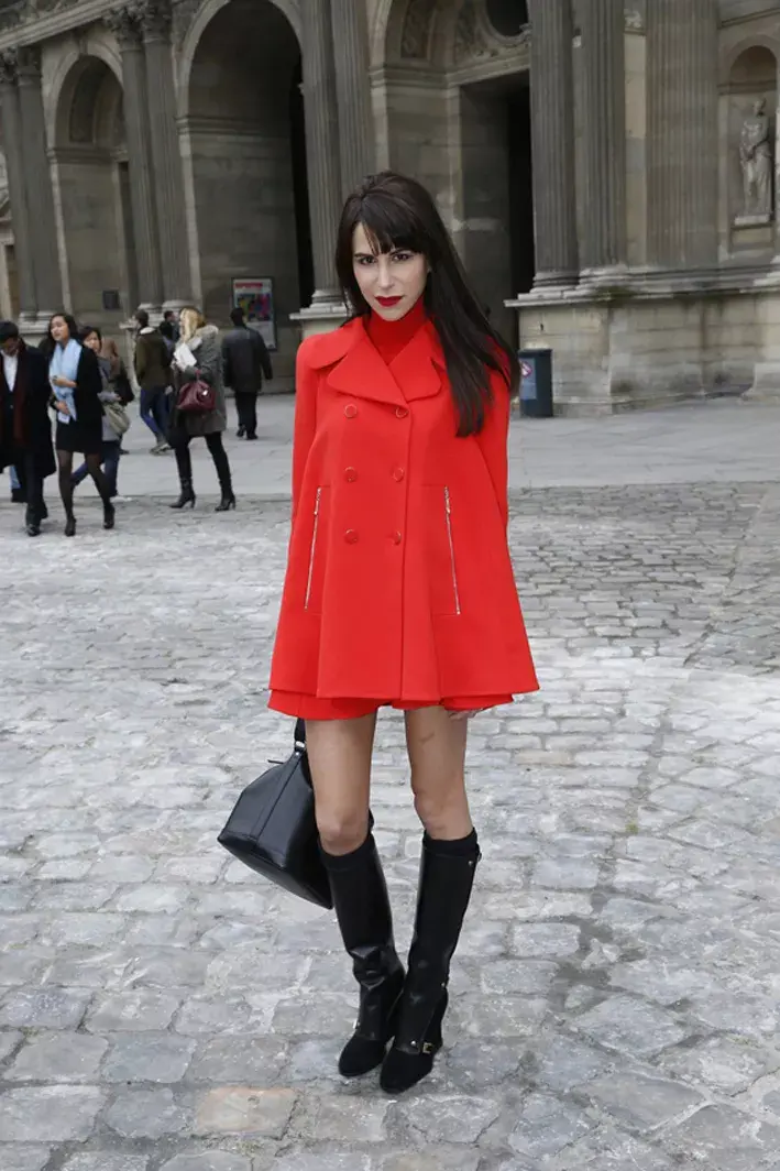 Caroline Sieber con un impactante conjunto rojo y negro. ¡Divino el tapado! ¿Qué opinas?