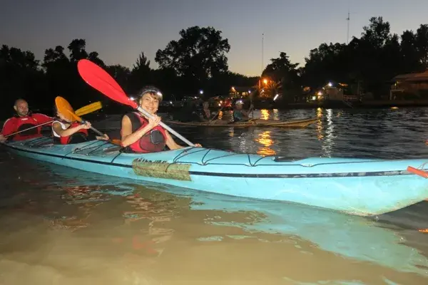 La remada nocturna consiste en navegar a la luz de la luna llena, recorriendo ríos y arroyos