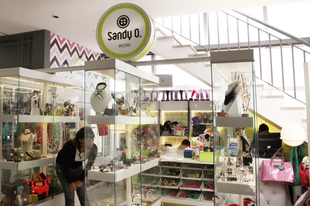 Venden accesorios de marcas chicas o artesanales, ropa de lluvia, sombreros y carteras