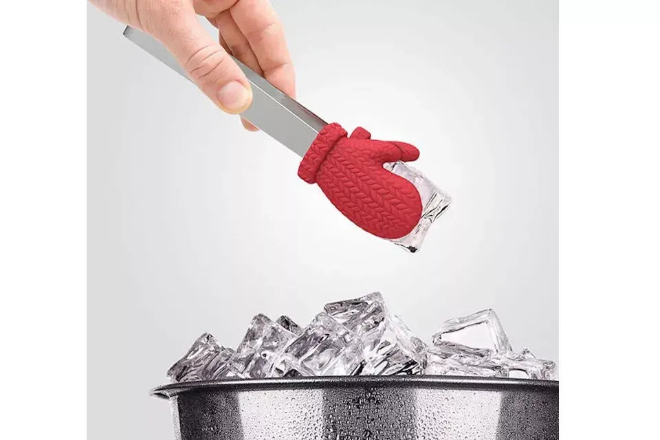 Una pinza con guantes para agarrar los hielos. ¡Nos encantó!
