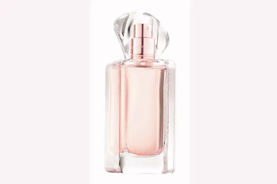 Forever, eau de toilette. Un exquisito bouquet floral, con aromas de pimienta rosa, jazmín, peonía, flor de naranja, rosas, flor de mariposa, sándalo, vainilla y almizcle. $240,  75 ML.