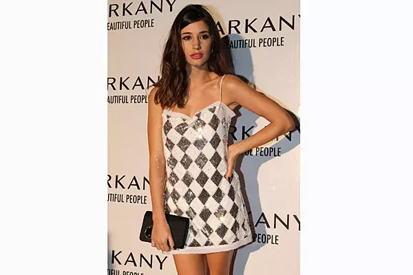 En primera fila del desfile de Sarkany, Agustina Córdova eligió un minivestido de lentejuelas con diseño de damero; ¿que tul?