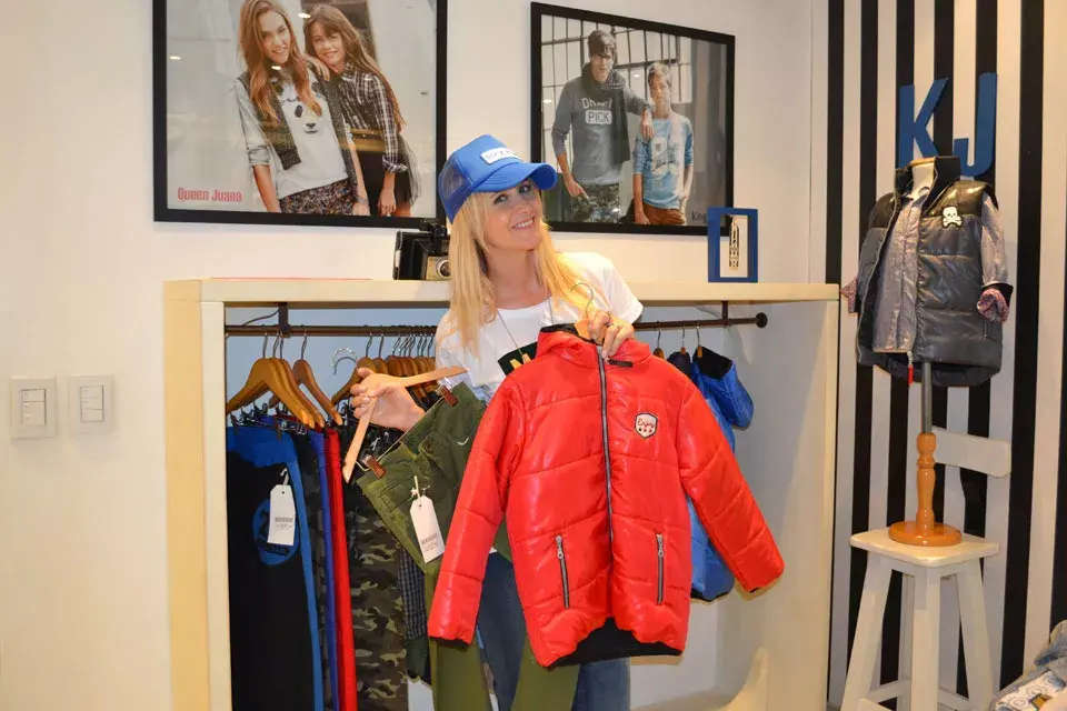 Julieta Prandi pasó por el Showroom de Queen Juana a conocer la última colección de invierno, con un look muy sporty