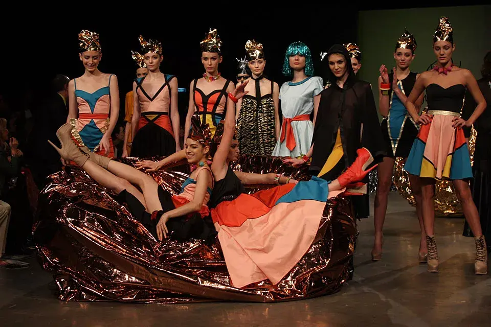 La colección de verano de Amores Trash Couture, inspirada en las golosinas y sus envoltorios