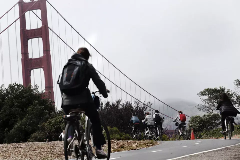 Ir en bicicleta a pasear al Puente Golden Gate es una divertida opción para los turistas