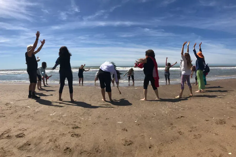 Pies en la arena: clases de yoga junto al mar