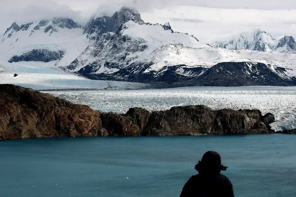 Se llega navegando por el lago Argentino, en donde se pude ver en su recorrido la enormes paredes de hielo