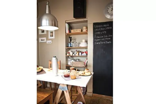 Nada más simple que una mesa con caballetes para que funcione como isla y desayunador.