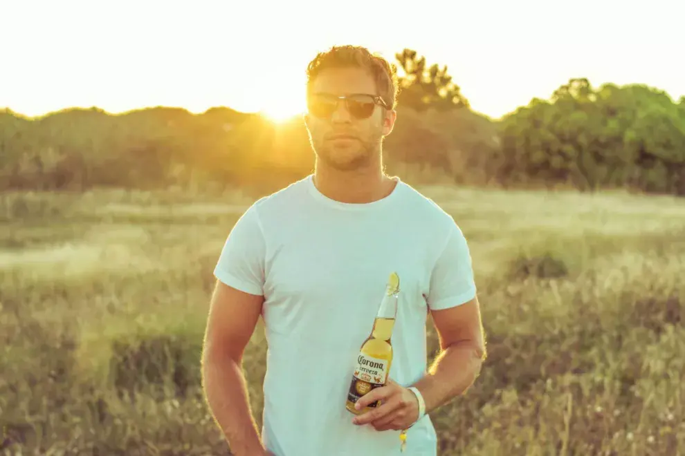 Tacho Riera se refrescó en el evento esteño de Corona con una cervecita bien fría