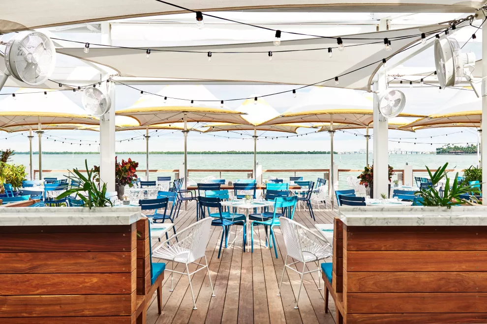 Al lado del mar, el bar y lounge del Hotel Lido