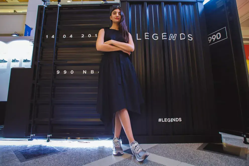 Chica fashion si las hay, Paloma Cepeda se sumó a la tendencia de mezclar vestidos con zapatillas para ir al evento de New Balance