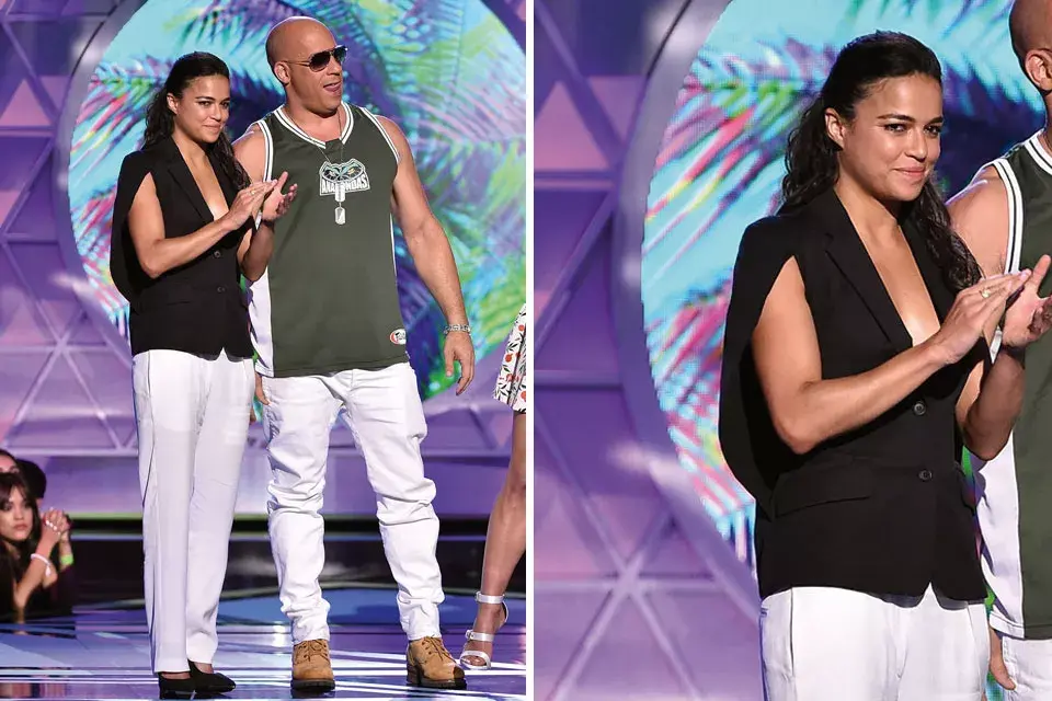 Michelle Rodríguez eligió una chaqueta con mangas abiertas y pantalon de traje blanco. ¿La verdad? La hemos visto un poco mejor vestida en otros eventos